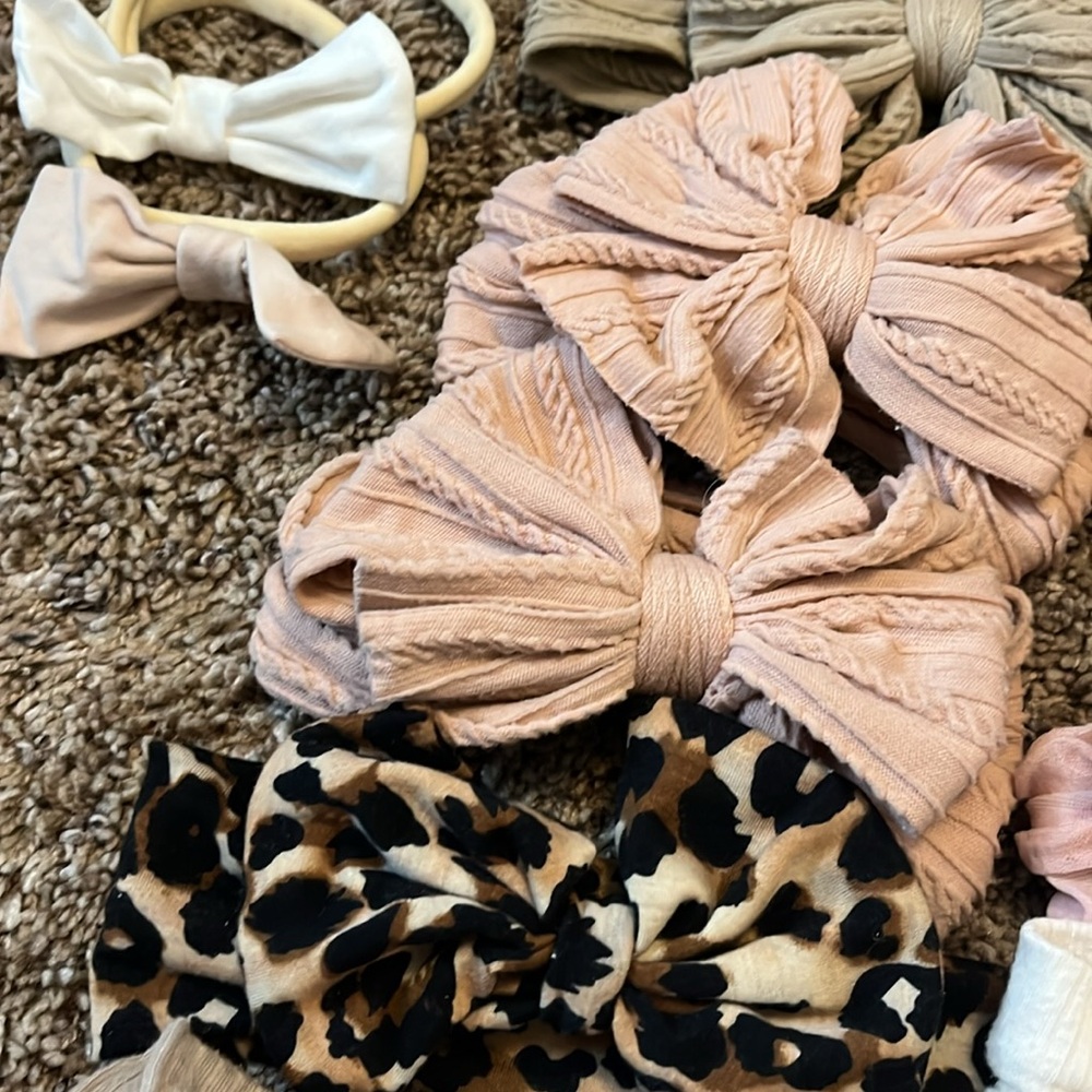 Large bow lot for baby/toddler - Picture 3 of 4